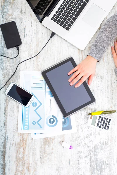 Een werkende vrouw de hand — Stockfoto